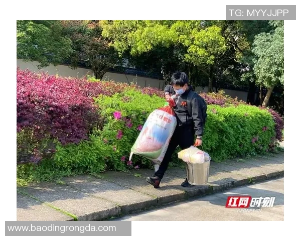 足球明星与粉丝共同追梦的背影瞬间展现热爱与激情