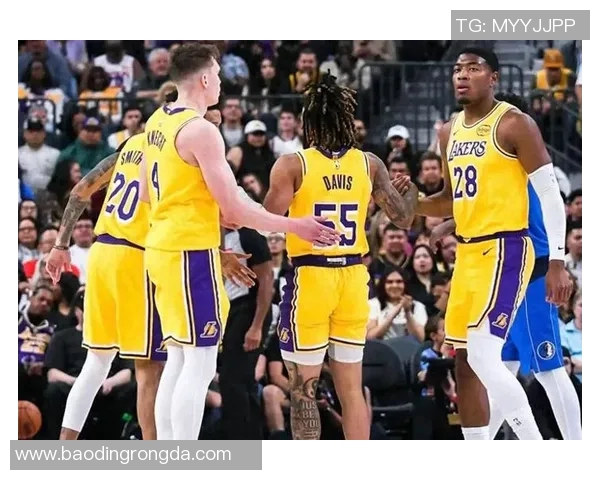 2013年湖人对阵雄鹿的精彩对决回顾与分析